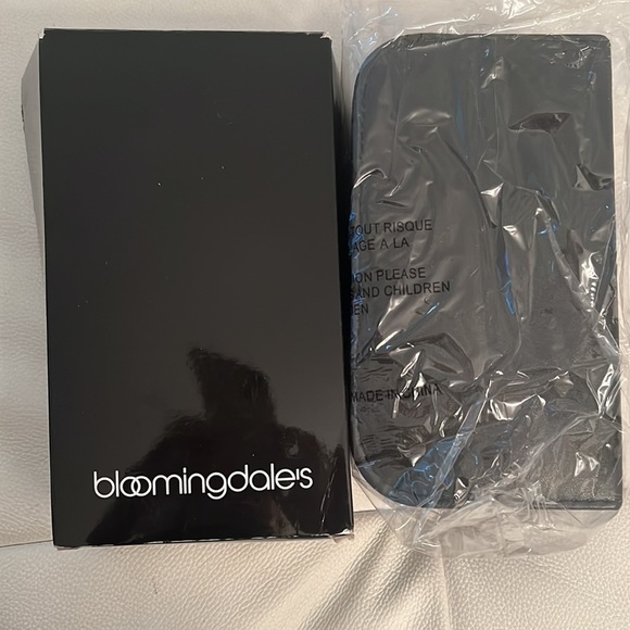 BLOOMINDALES TRAVEL SHOE SHINE KIT/ brush, sponge, brown&bkack - Picture 8 of 8